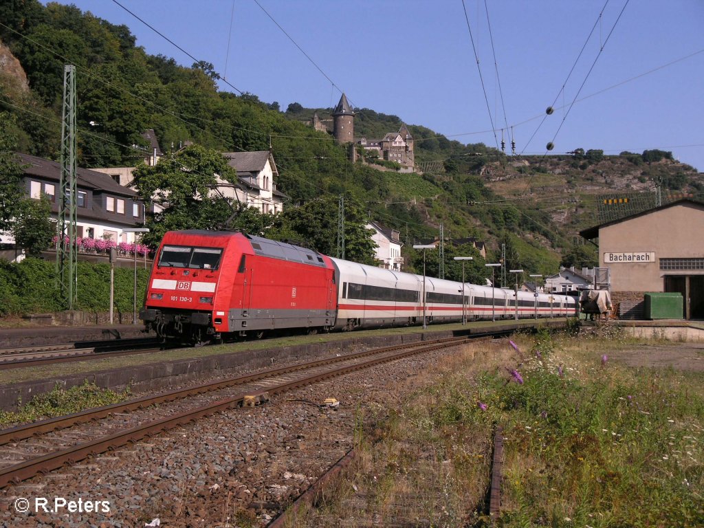 101 130-3 schiebt den IC 1818 Stuttgart-Kln ,der aus ex Metropolitanwagen besteht, durch Bacharach. 24.07.08
