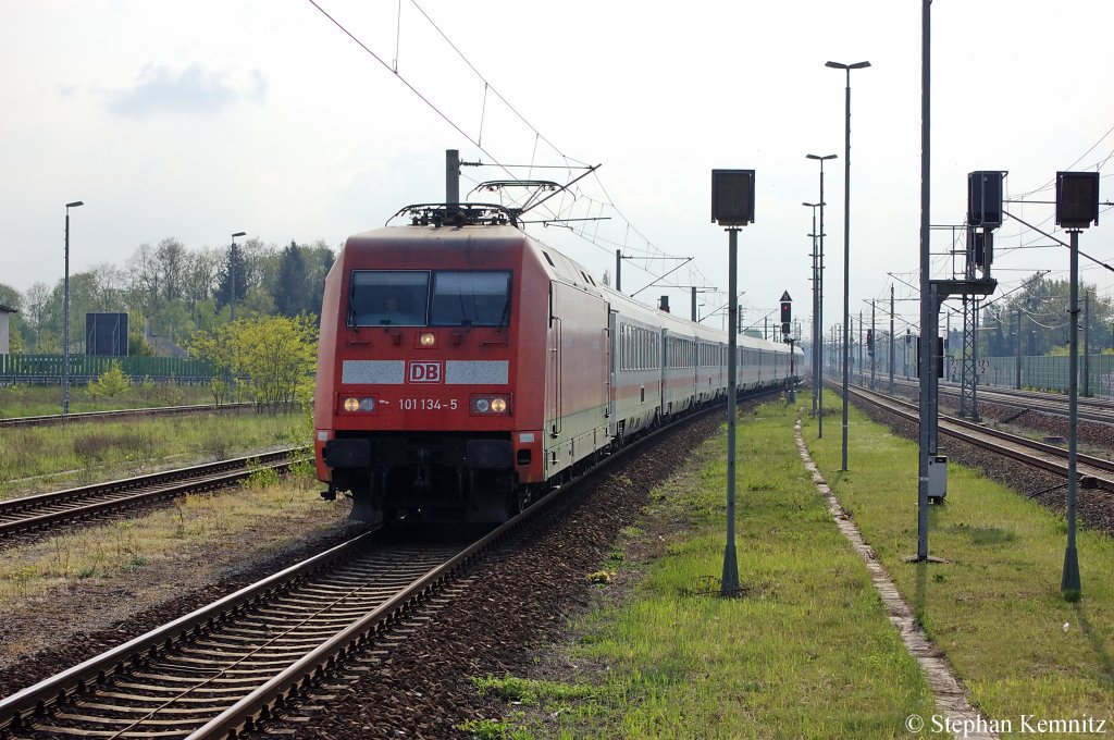 101 134-5 mit dem IC 145 von Schiphol (Airport) nach Berlin Ostbahnhof, musste wegen Gleisbelegung eines Gegenzug durch den Bahnhof Rathenow fahren. 27.04.2011