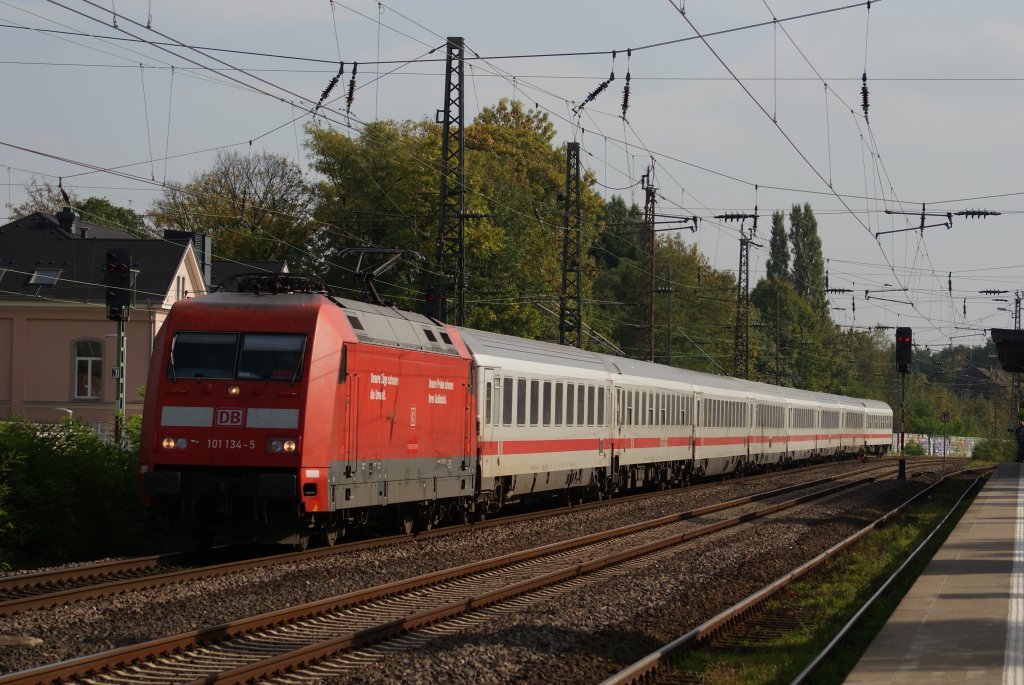 101 134-5 mit einem IC als Umleiter in Hilden am 07.10.2010