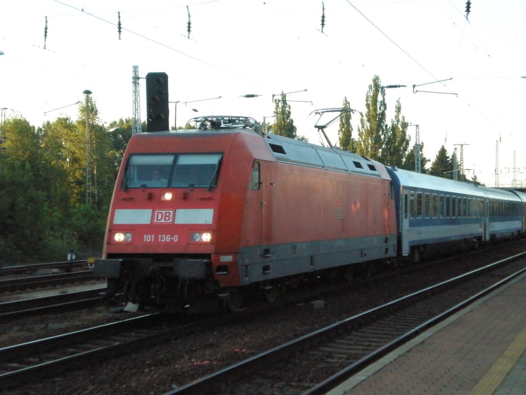 101 136 fährt mit EC nach  Praha Hlavni  Nádrazí  in den Bahnhof von Elsterwerda ein.