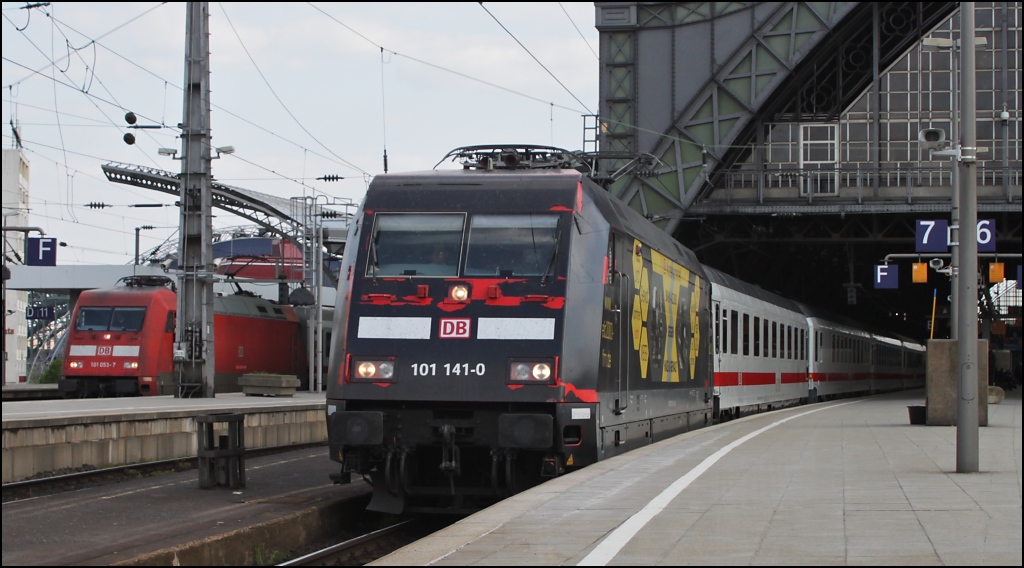 101 141 mit IC 1011 von Hannover Hbf nach Tbingen am 17.04.11 im Klner Hbf