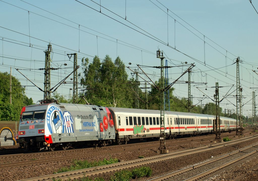 101 144  Hertha  rollte mit dem IC 1078 von Stuttgart Hbf nach Hamburg-Altona durch Hamburg-Harburg am 7.5.11.