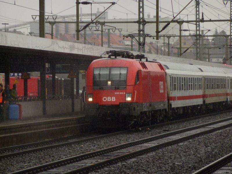 1016 012-5 mit IC 2082 Knigssee am 29.03.10 in Fulda