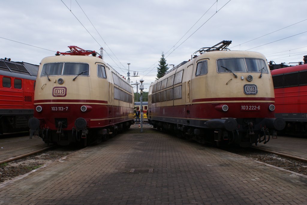 103 113-7 und 103 222-6 am 19.09.2010 in Osnabrck beim Fest 175 Jahre Deutsche Eisenbahn und 125 Jahre Bahnbetriebswerk Osnabrck