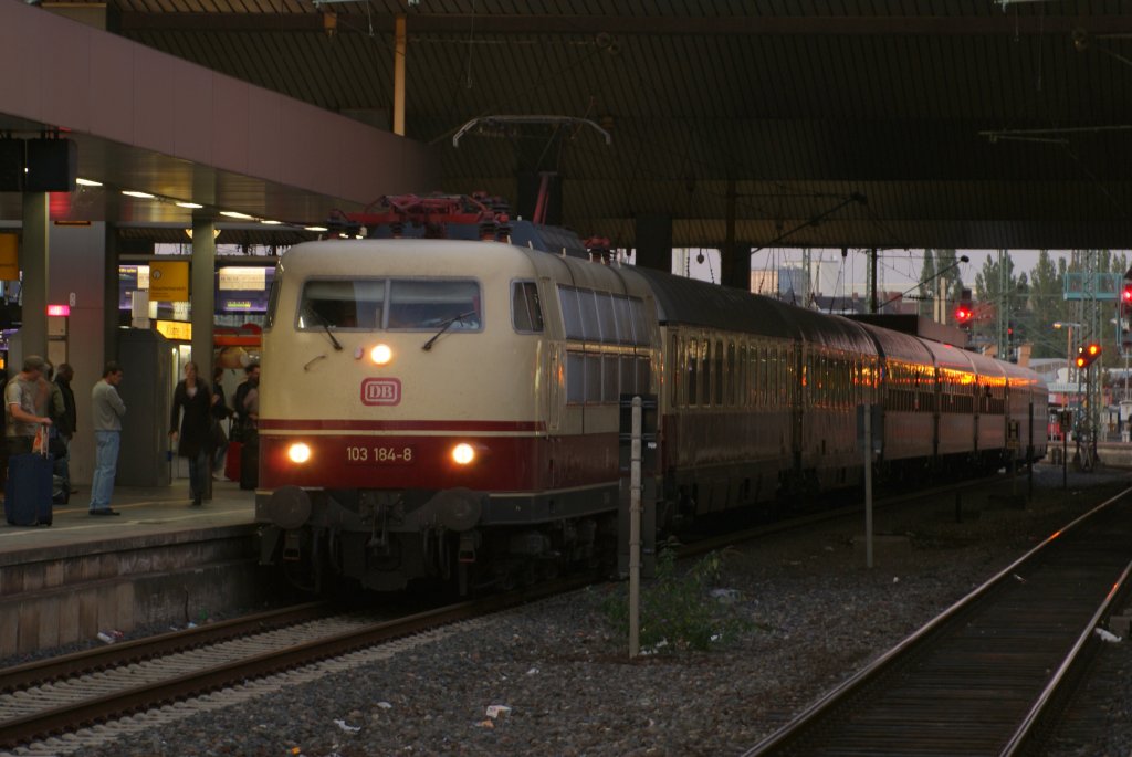 103 184-8 mit dem IC 1817 nach Kln in Dsseldorf Hbf am 10.10.10