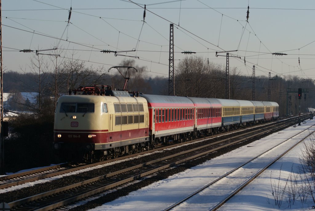 103 184-8 mit dem IC 2410 nach Flensburg in Dsseldorf-Eller-Sd am 30.12.2010