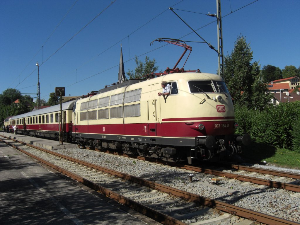 103 184-8 war am 1. August 2010 mit einem Sonderzug auf der Strecke
von Traunstein nach Ruhpolding im Einsatz. Hier ist der Zug bei einem
Halt im Bahnhof von Siegsdorf zu sehen.
Die Fahrten wurden im Rahmen der Feierlichkeiten von  150 Jahre Mnchen -Salzburg  durchgefhrt. 