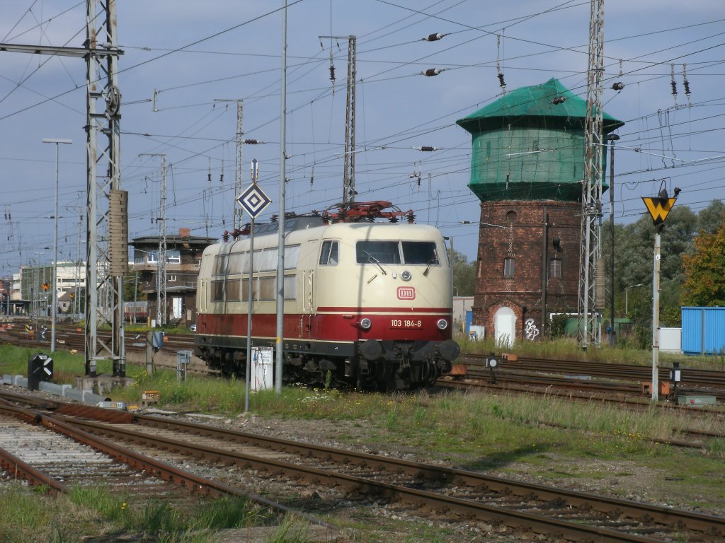 103 184 und der alte Stralsunder Wasserturm am 24.September 2011.