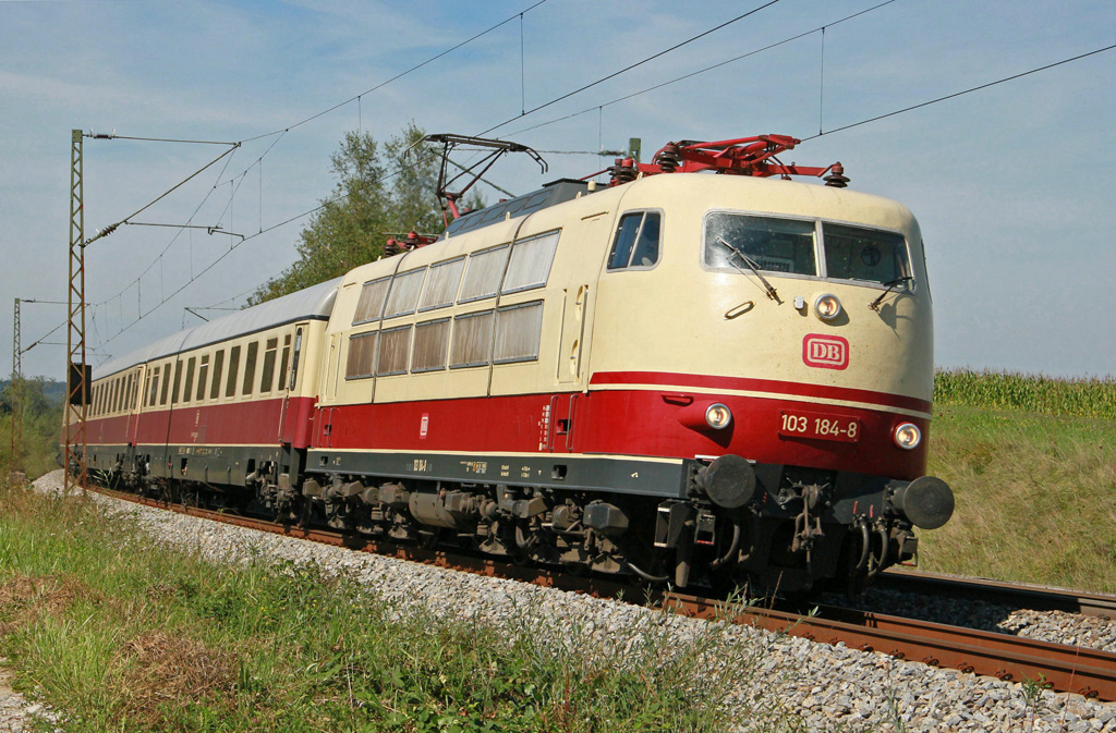 103 184 mit historischem TEE Rheingold auf der Fahrt von Mnchen in Richtung Rosenheim bei Weiching am 11.9.2011. 