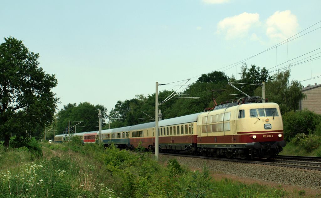 103 235-8 rauschte mit dem IC 2417 von Flensburg nach Kln Hbf am 5.6.11. durch das kleine rtchen Klecken bei Buchholz.