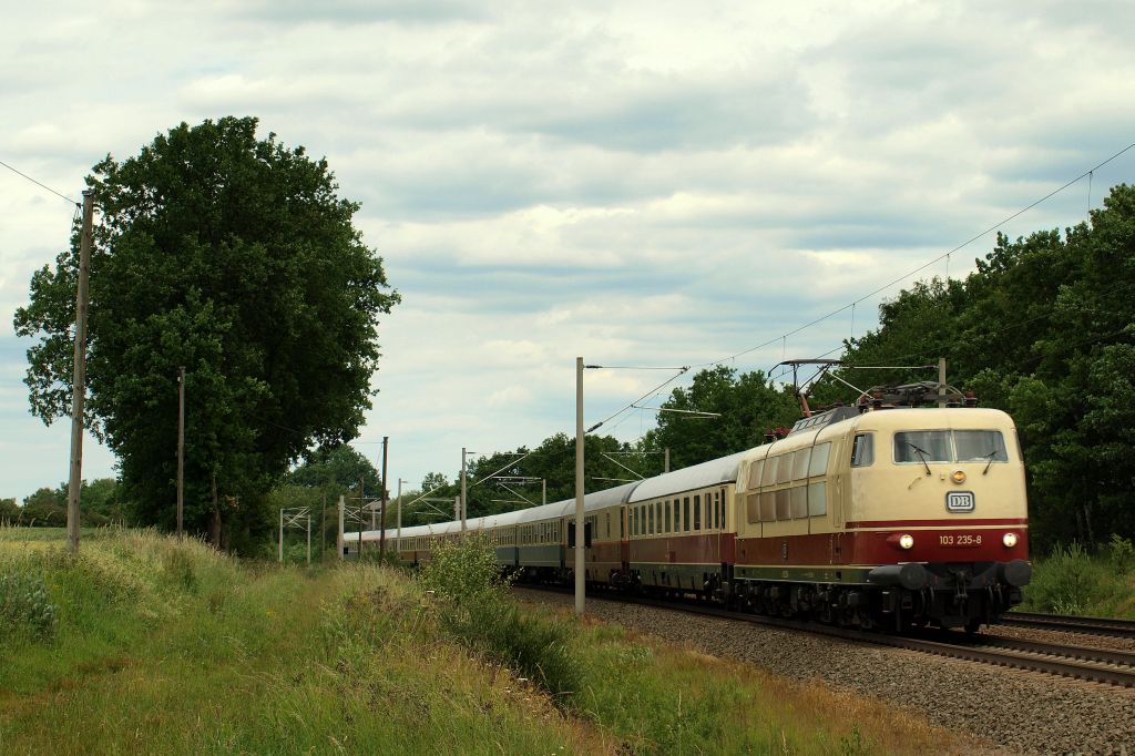 103 235-8 rauschte mit dem IC 2417 nach Kln Hbf durch Klecken am 13.6.11.