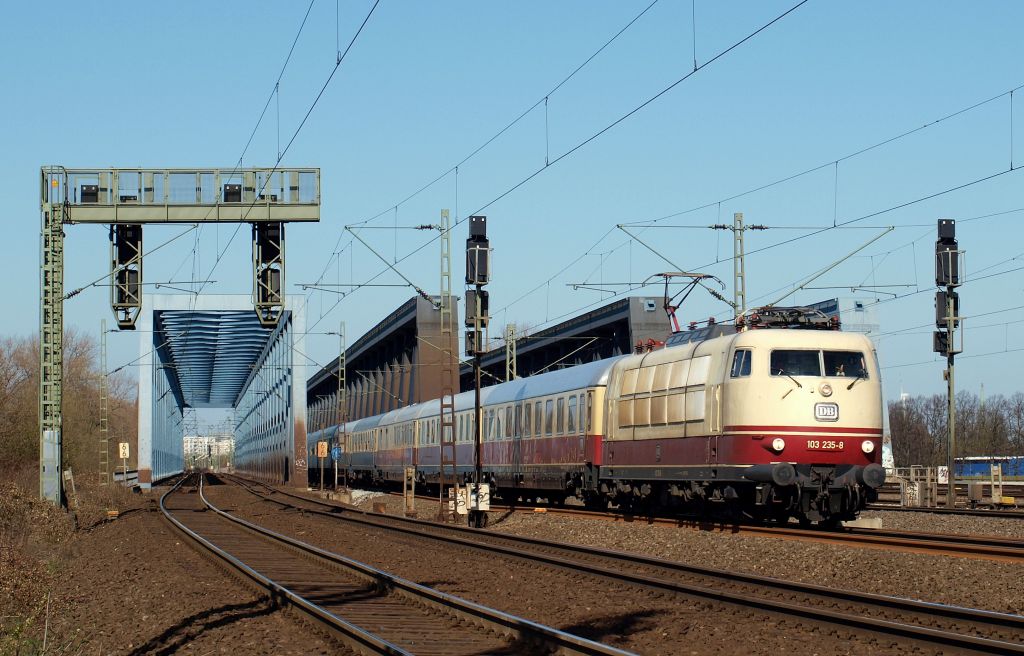 103 235-8 rauschte mit dem IC 2417 Felnsburg - Kln Hbf ber die Sderelbbrcken am 25.3.12.