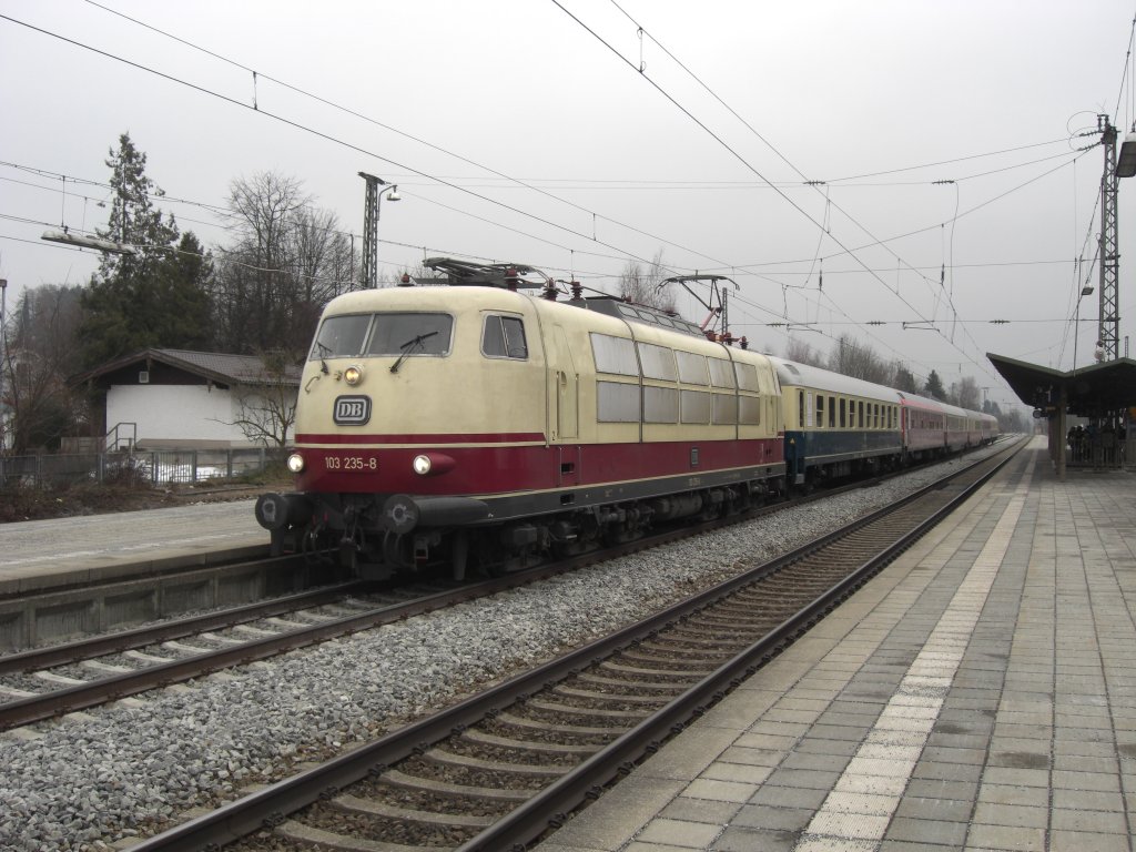 103 235-8 war am 28. Februar 2011 mit dem Sonderzug  150 JAHRE Rudolf Steiner 
unterwegs. Hier beim Zwischenstop in Prien am Chiemsee.