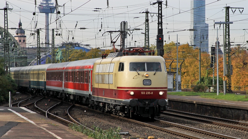 103 235 zog am 29.10.10 den IC 1806 in Richtung Hamburg durch Kln Deutz