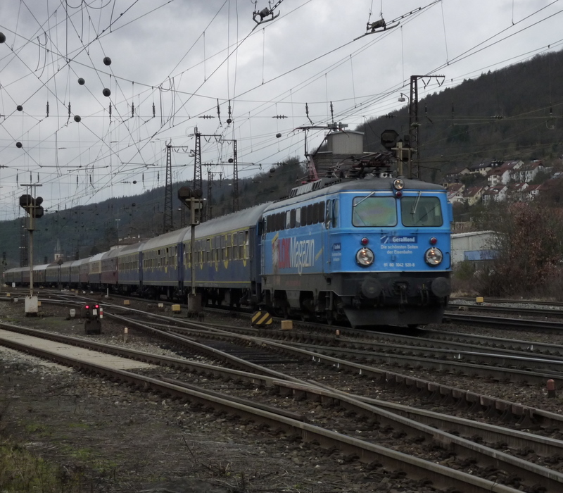 1042 520-8 mit Fuballsonderzug am 15.01.11 in Gemnden