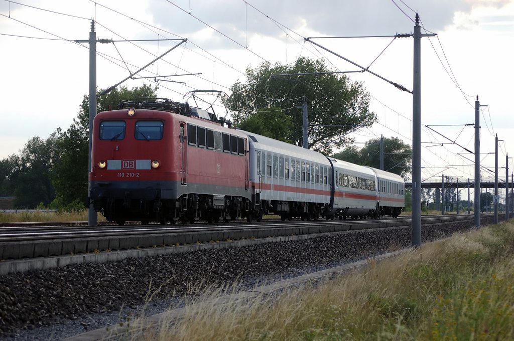 110 210-2 mit Schadzug zwischen Growudicke und Rathenow in Richtung Wustermark. 31.07.2010