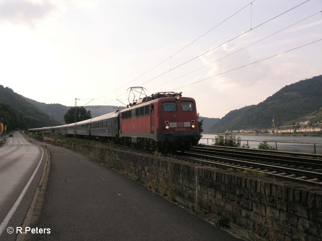 110 231-8 zieht bei Rheindiebach ein Nachtzug. 25.07.08