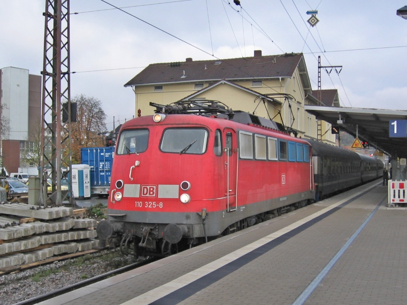 110 325 mit einem Sonderzug in Weidenau am 25.10.08