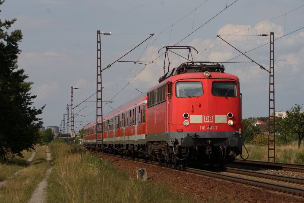 110 401-7 mit einem RE nach Karlsruhe Hbf in Wiesental am 04.08.2010