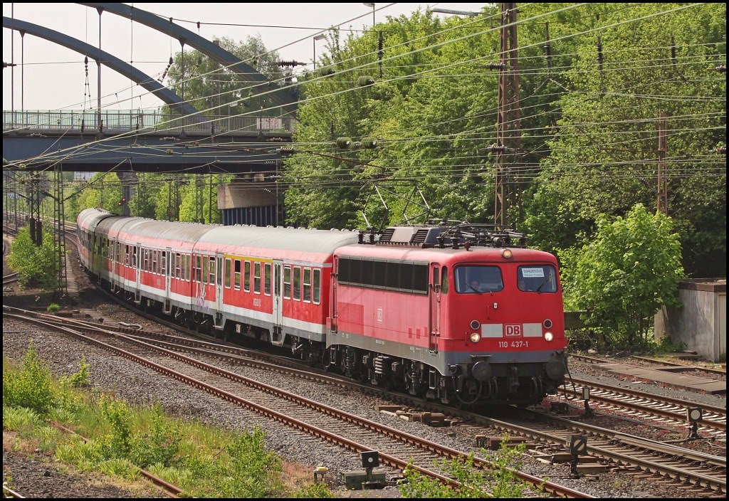 110 437 hatte am 14.05.11 die Aufgabe den Fuballsonderzug alias  RE 29580  von Darmstadt nach Dortmund (Borussia Dortmund-Eintracht Frankfurt) zu bringen. Hier bei der Durchfahrt von Kreuztal.