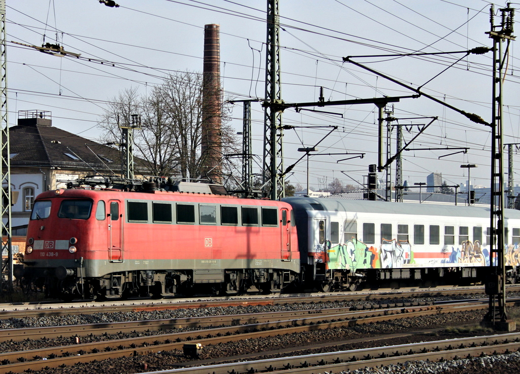 110 438 mit Schutzwagen und 3 ICE Wagen am 14.11.11 in Fulda