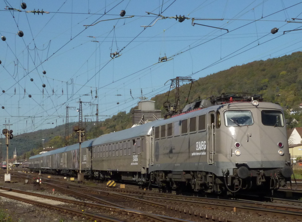 110 457 mit AEG Austellungszug unterwegs nach Nrnberg am 10.10.10 in Gemnden am Main