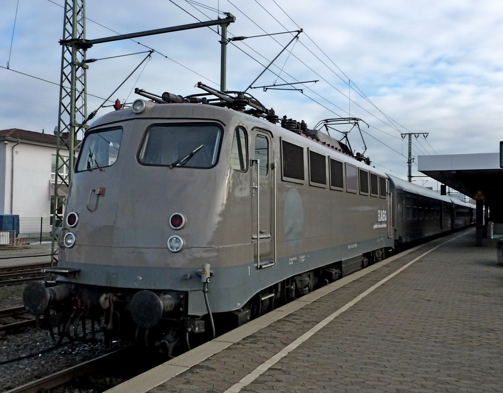 110 457 mit AEG Zug am 09.11.10 in Fulda