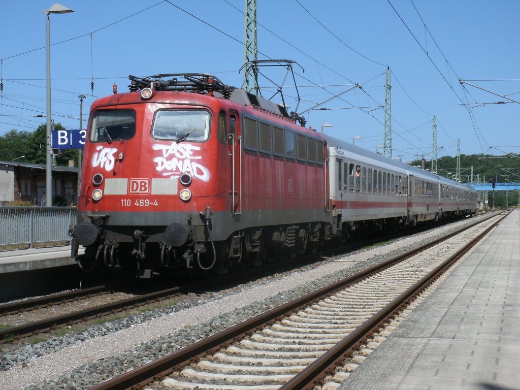 110 469-4 mit dem Uex 2429 Binz-K�ln,am 21.Juli 2013,beim Halt in Bergen/R�gen.