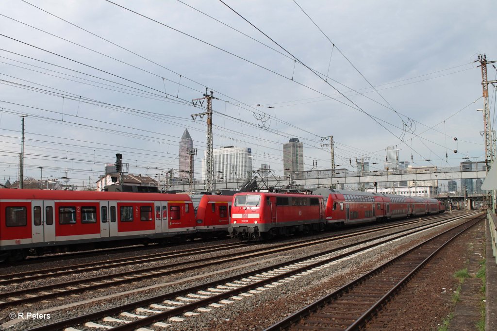 111 008 verlsst Frankfurt/Main mit einem Sandwitch. 15.04.13