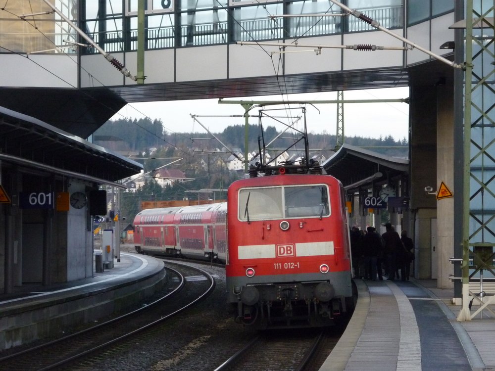 111 012 1 mit RE9 nach Aachen in Wissen/Sieg
29.12.09