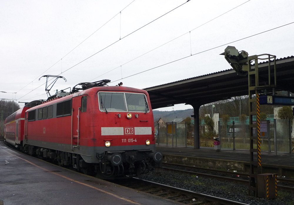 111 015 4 mit RE 9 nach Siegen bei der Einfahrt in Betzdorf/Sieg