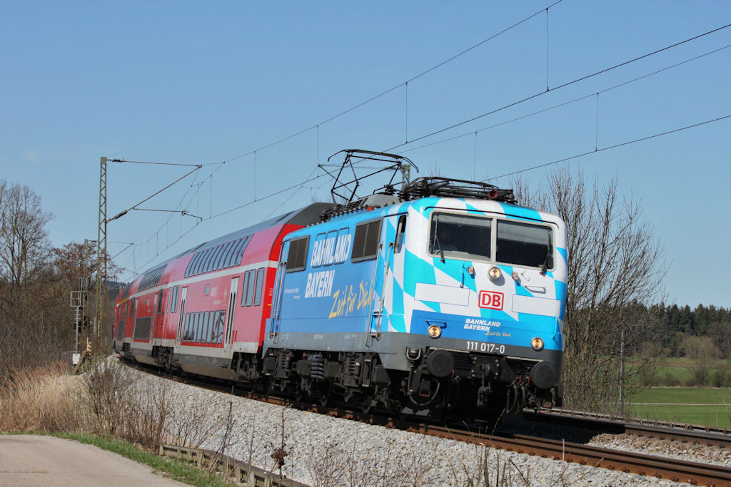 111-017 in der Bahnland-Bayern-Lackierung ( MAXL )bei Ostermnchen auf dem Weg von Mnchen nach Salzburg (2.4.2011). 