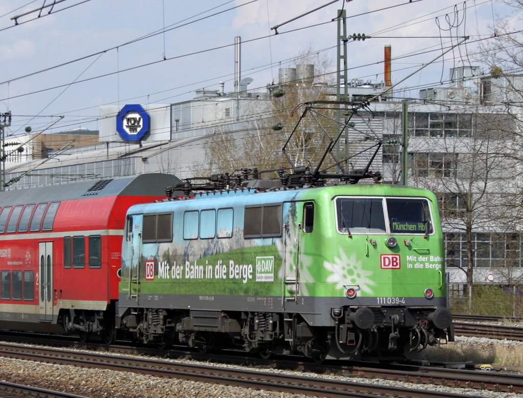 111 039  Bahn in die Berge  mit RE nach Mnchen Hbf am 03.04.12 in Mnchen Heimeranplatz