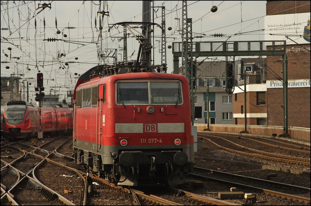 111 077 schiebt hier den RE 9 aus dem Klner Hauptbahnhof in Richtung Aachen raus. (17.04.11)