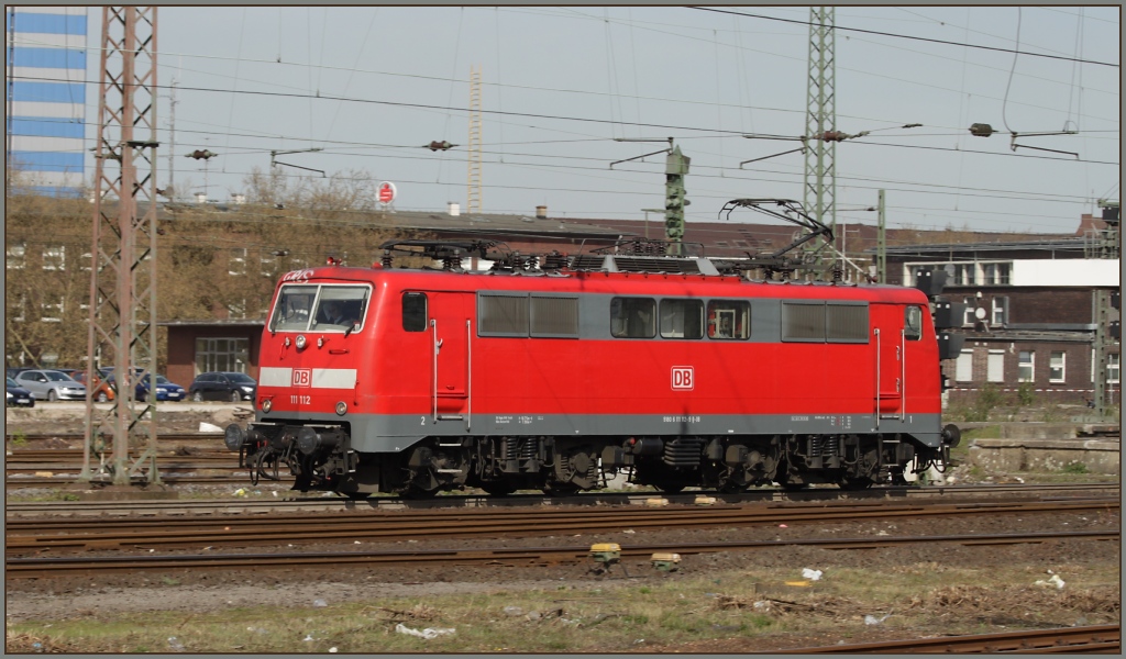 111 112 durchfuhr am 09.04.11 den Duisburger Hauptbahnhof im zgigen Tempo in Richtung Dsseldorf