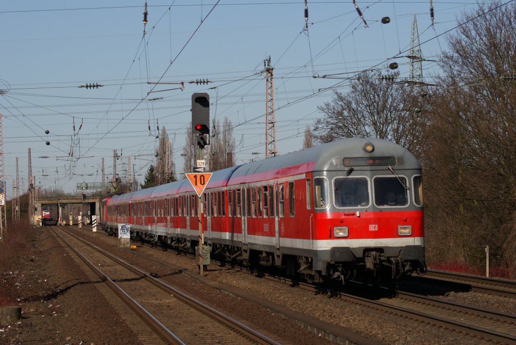 111 114 schiebt einen Karnevalsverstrker nach Kln durch Dsseldorf-Eller-Sd am 07.03.2011