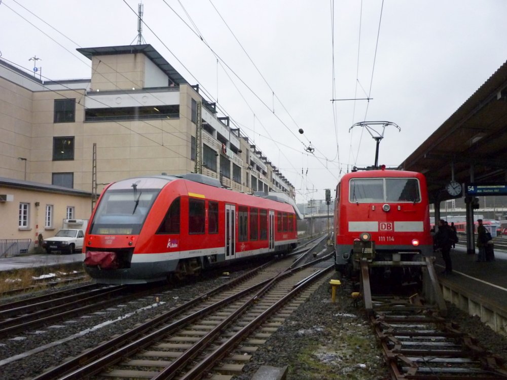 111 114 steht noch faul in Siegen whrend 640 015 auf die Fahrt nach Au an der Sieg macht 
29.12.2009