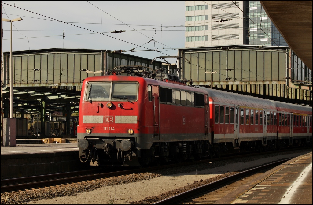 111 114 zieht hier am 09.04.11 ihre Garnitur aus den Duisburger Hbf in Richtung Abstellung