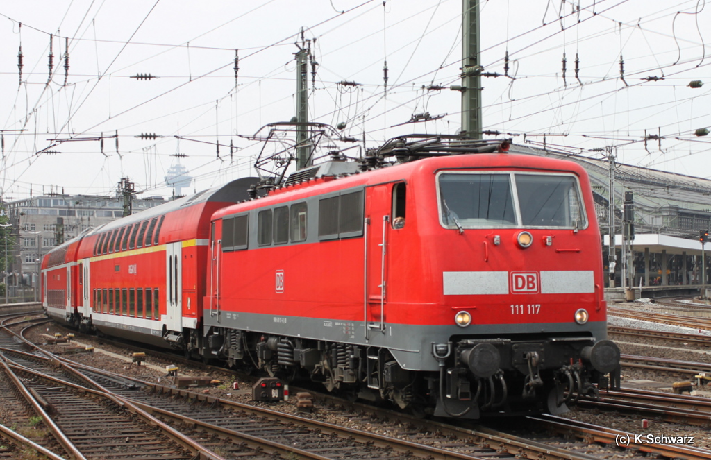 111 117 mit einem RE bei der Ausfahrt aus Kln Hbf (19.05.2011)