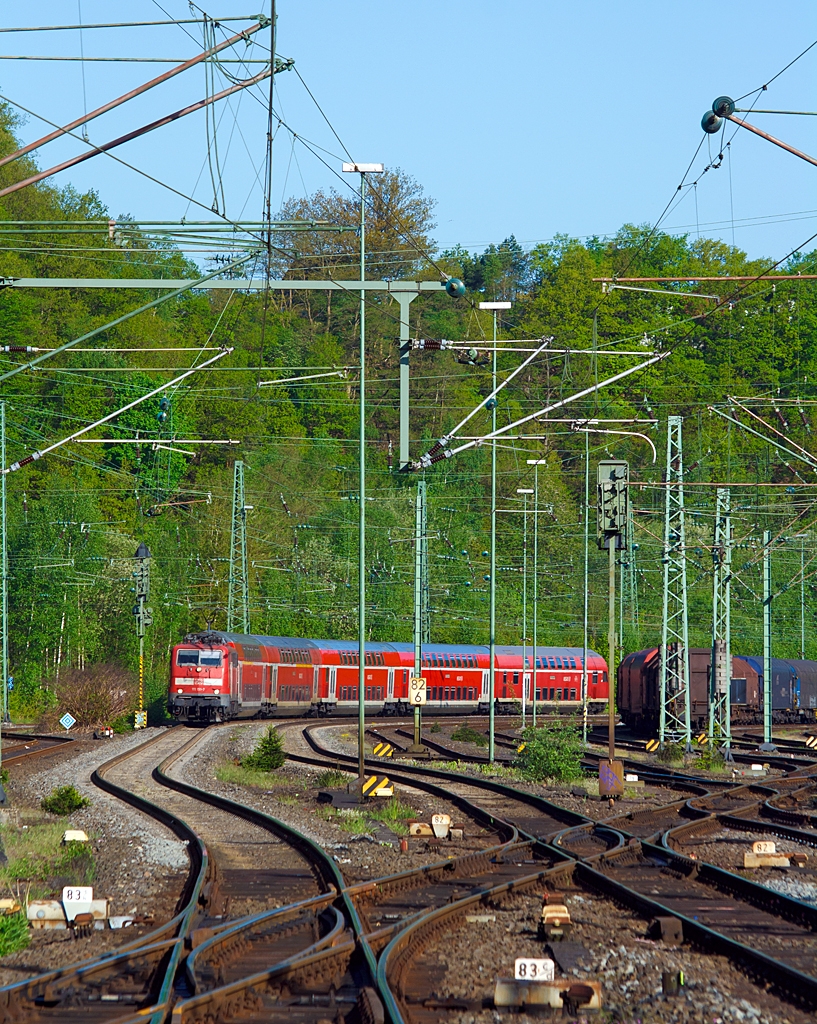 111 151-7 mit 5 DoSto´s als RE 9 - rsx Rhein-Sieg-Express (Aachen - Kln - Siegen) hier am 10.05.2013 kurz vor der Einfahrt in den Bahnhof Betzdorf/Sieg.