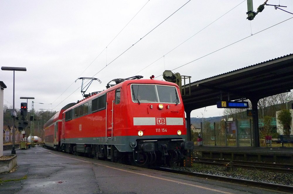 111 154 mit RE9 bei der Einfahrt in Betzdorf/Sieg
Der Zug fuhr nach Gieen
