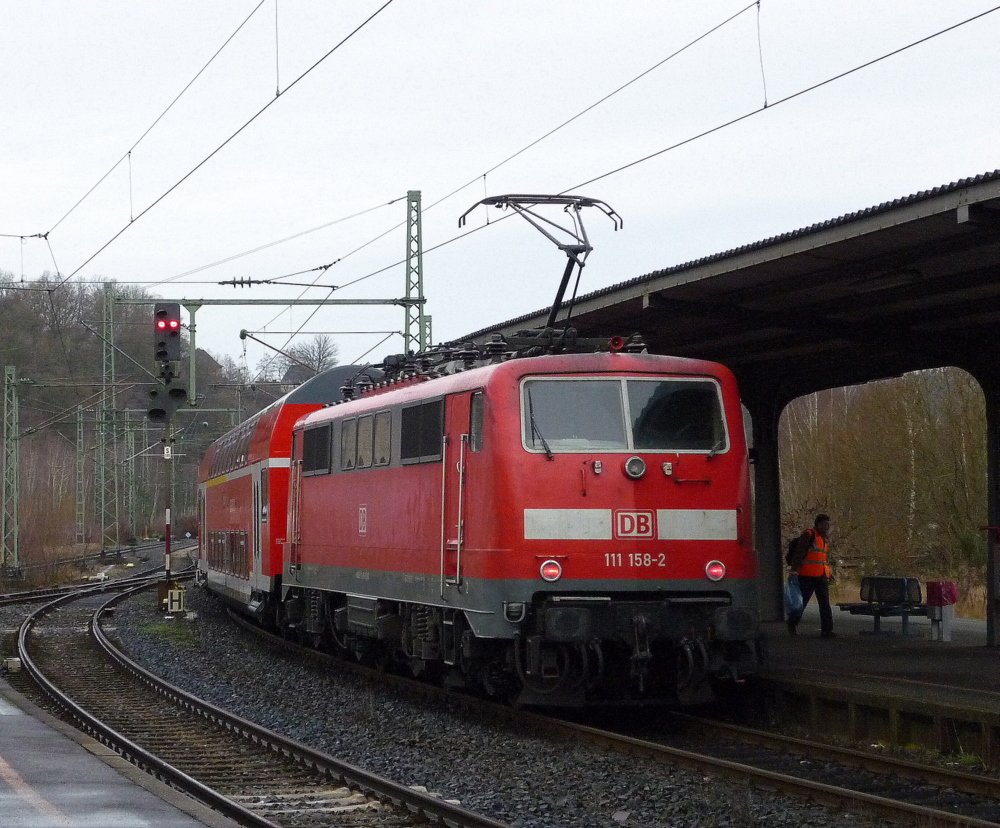 111 158 2 bei der Ausfahrt aus Betzdorf/Sieg