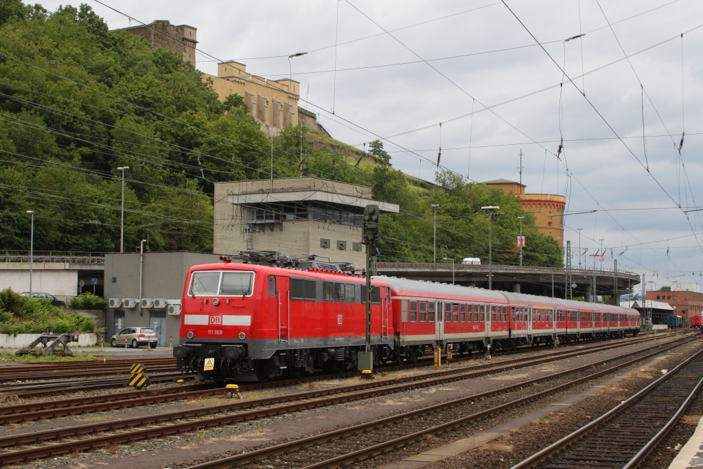 111 169 mit einer N-Wagen-Garnitur abgestellt am 23.07.11 im Koblenzer Hbf