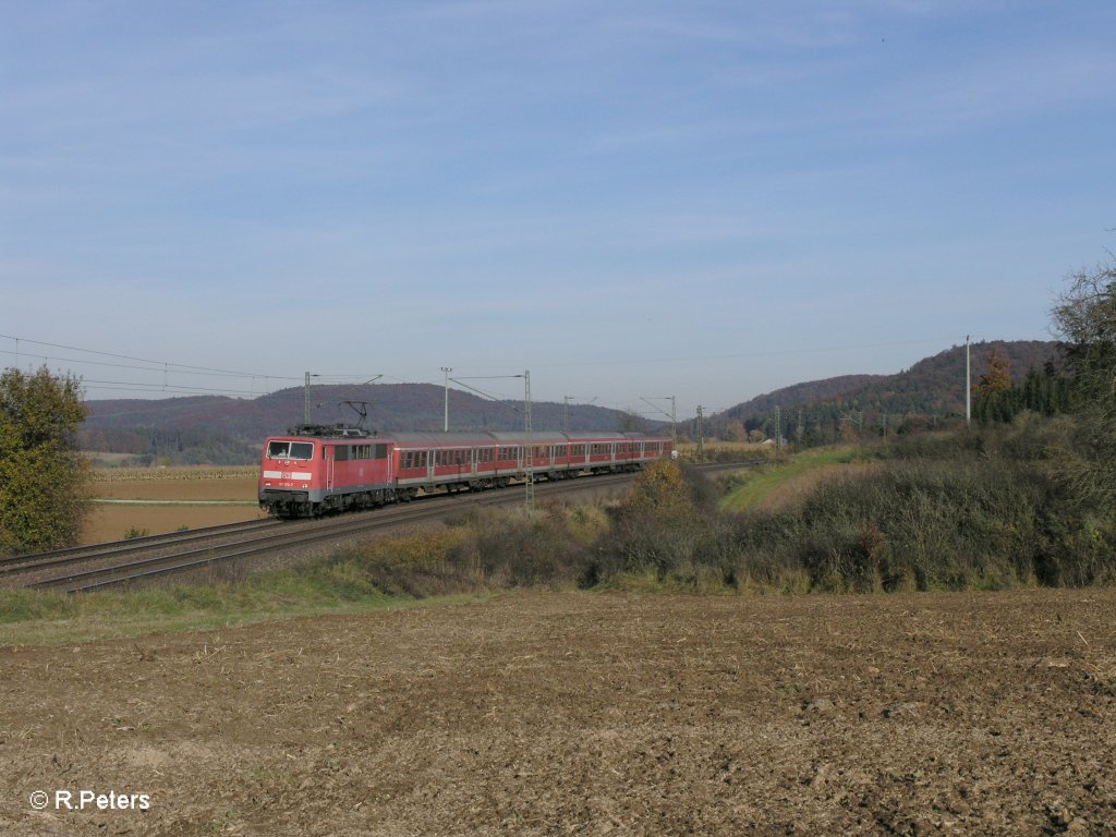 111 170-7 zieht RB32120 Plattling – Neumarkt (Oberpfalz) bei Darshofen. 29.10.10
