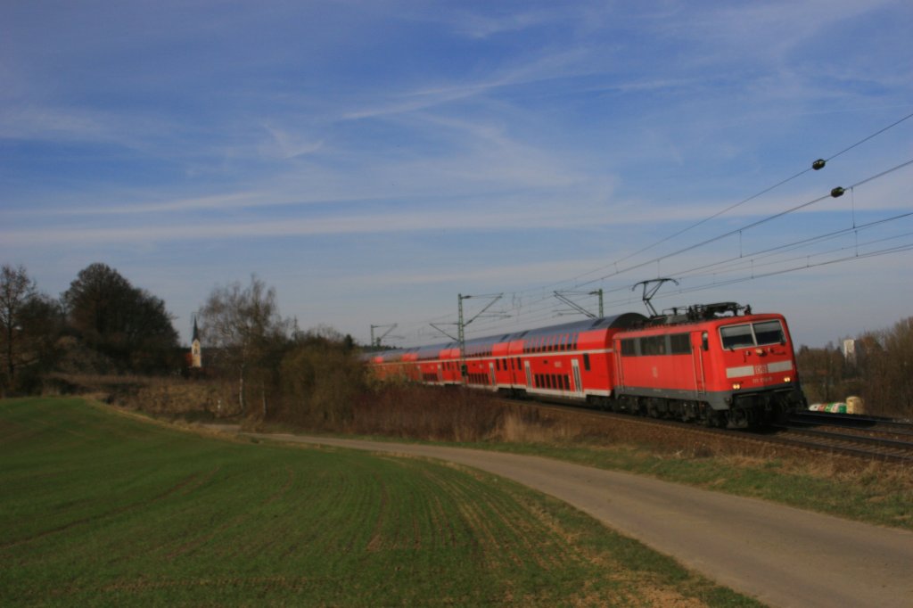 111 174-9 zieht bei Fahlenbach den RE59157 nach Mnchen. 24.03.11