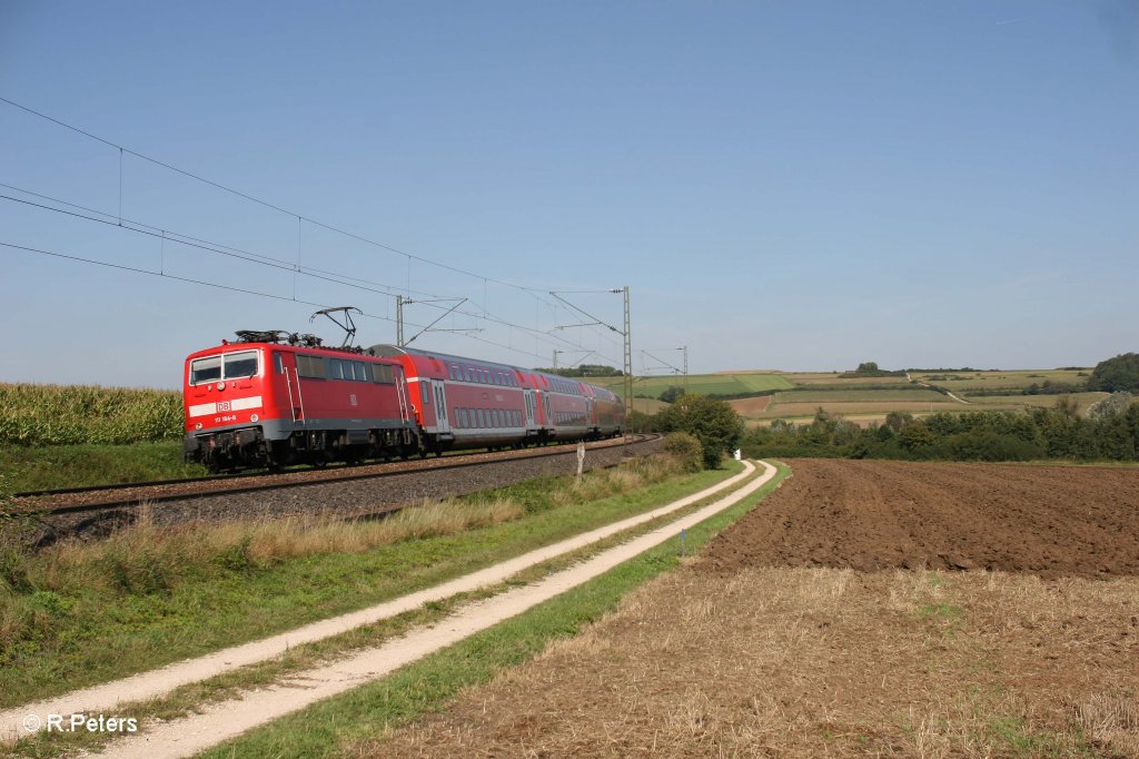 111 184-8 mit einer RE berfhrung bei Einfahrt in Treuchtlingen. 16.09.11