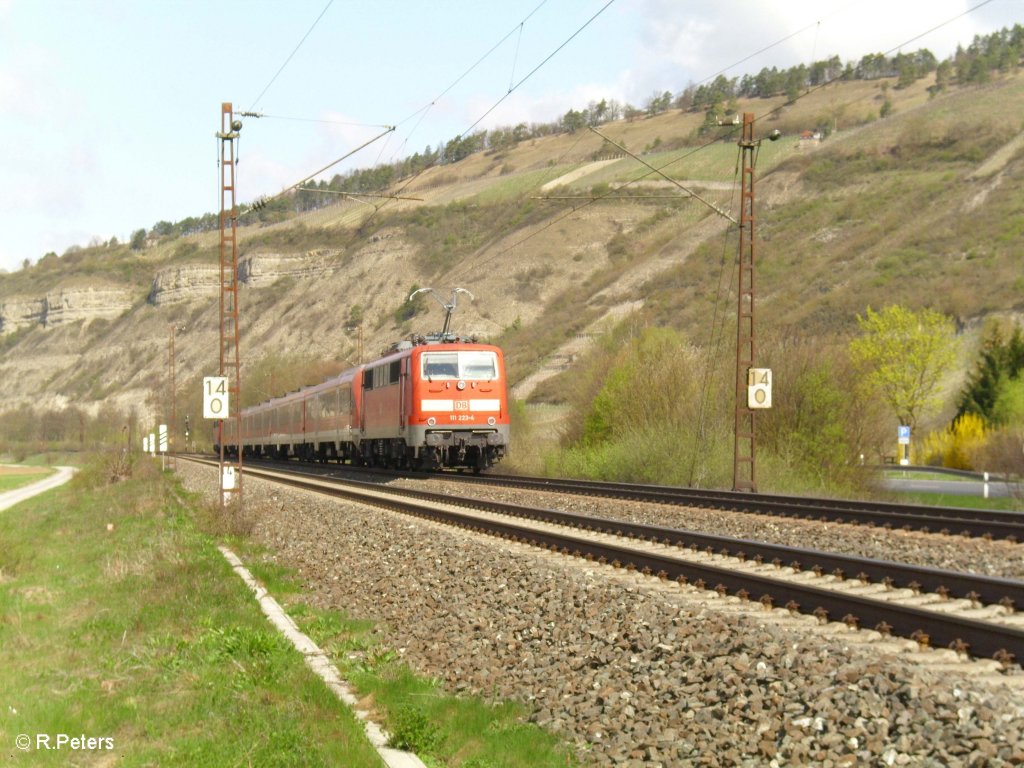 111 223-4 schiebt einen RE Frankfurt/Main bei Thngersheim. 10.04.10