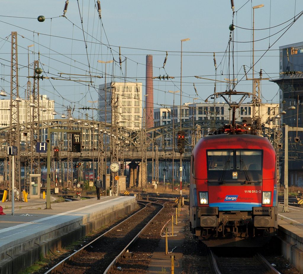 1116 013-2 rollte im ersten Sonnenlicht aus dem Mnchener Hauptbahnhof, zuvor hatte sie einen Nachtzug nach Mnchen gebracht.