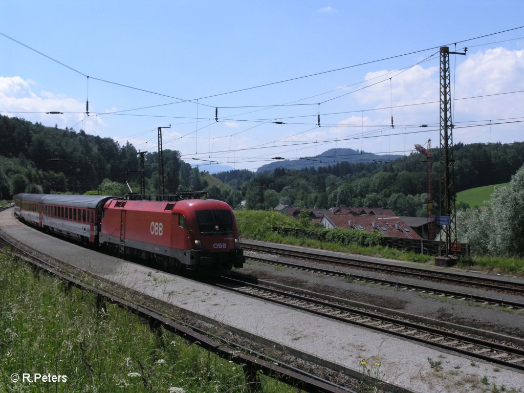 1116 048-8 kommt mit den EC 100 Joze Placnik durch Hellwang-Elixhausen zurck. 13.06.09
