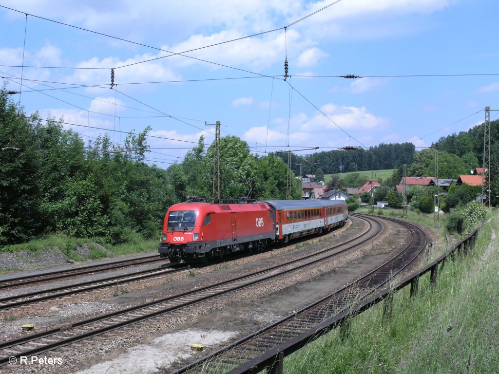 1116 048-8 zieht den EC 101 Joze Plecnik durch Hellwang-Elixhausen. 13.06.09
